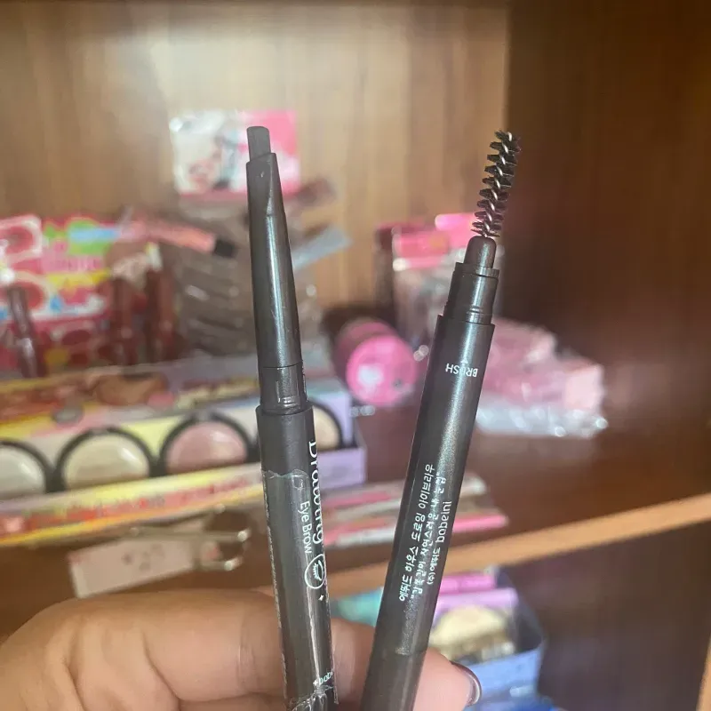 Lápiz retráctil de cejas NEGRO