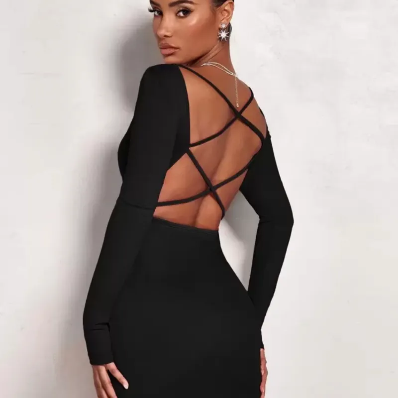 Vestido negro con entrelazo detrás ajustado