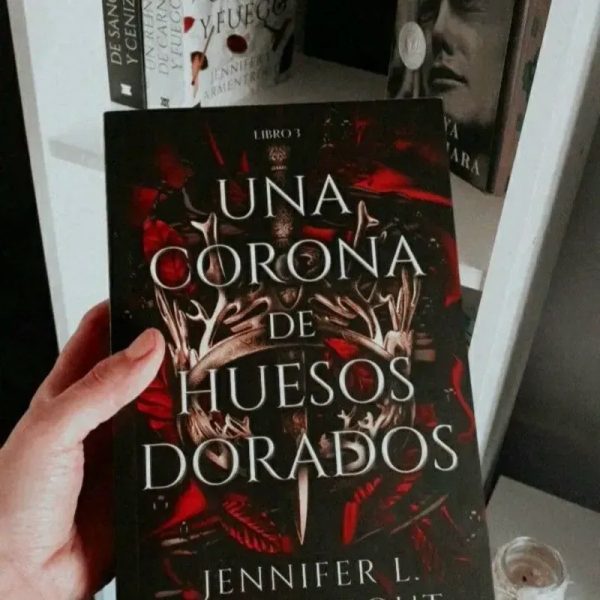 Una corona de huesos dorados