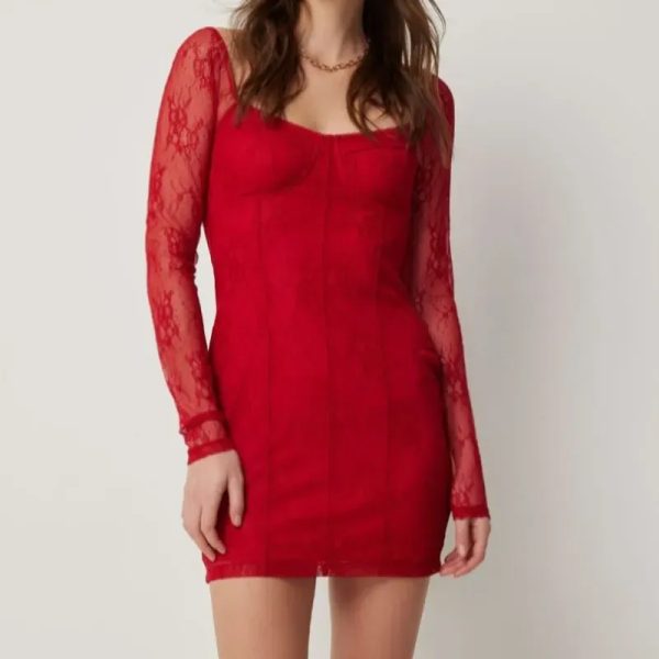 Vestido rojo de encajes.
