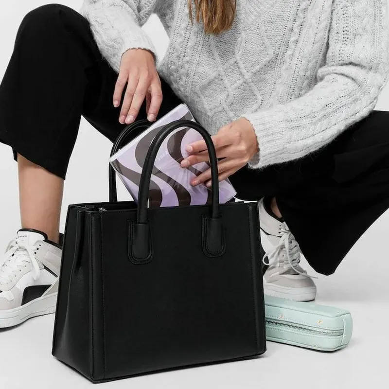 Bolso Stradivarius rígido