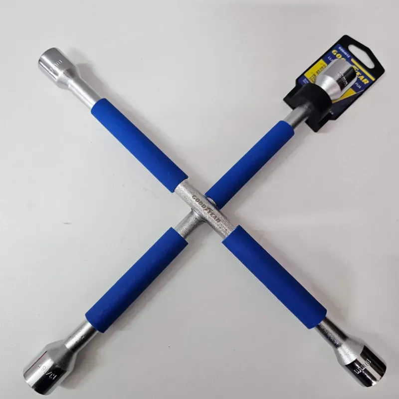 LLAVE DE CRUZ FIJA GOODYEAR. Con recubrimiento antideslizante.