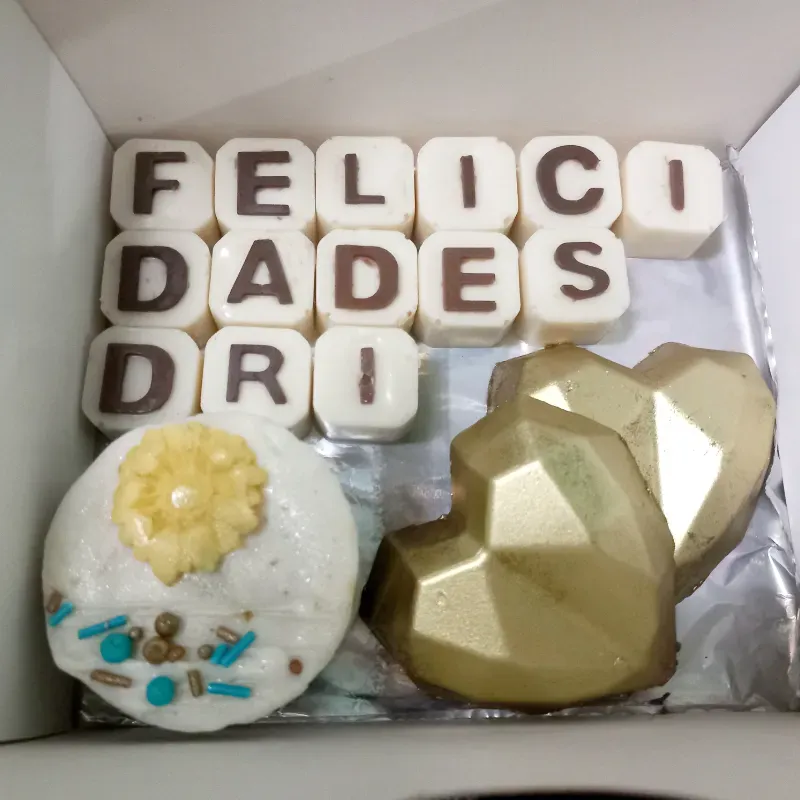 Bombones con letras de chocolate blanco