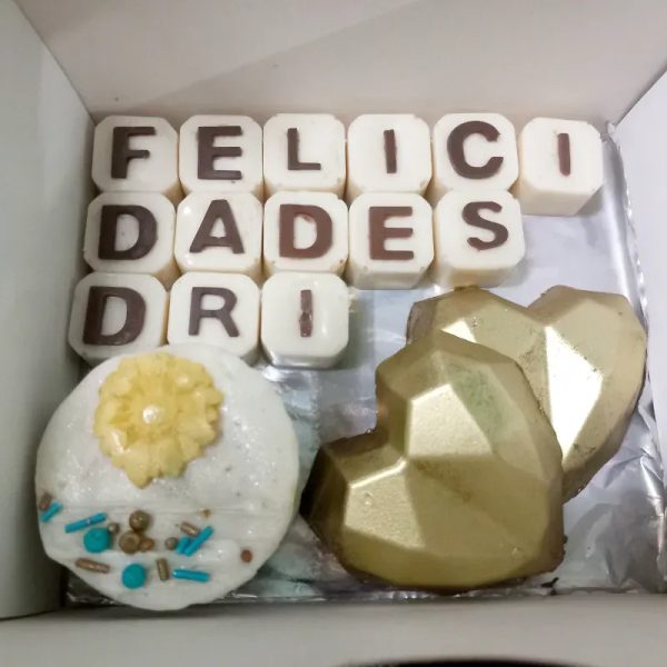 Bombones con letras de chocolate blanco