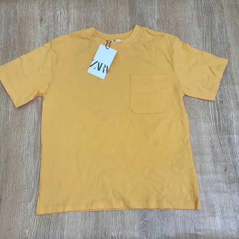 Pulóver con bolsillo color amarillo