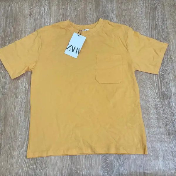 Pulóver con bolsillo color amarillo