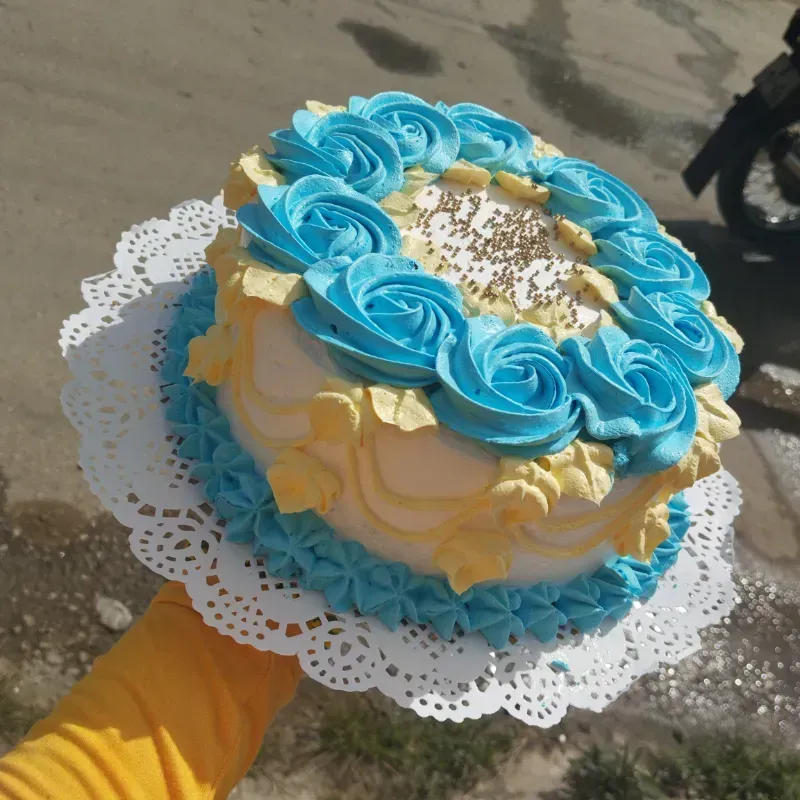 Cake con rosas azules y amarillo