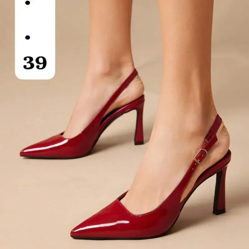  Zapatos rojos tipo slingback con punta fina y acabado brillante