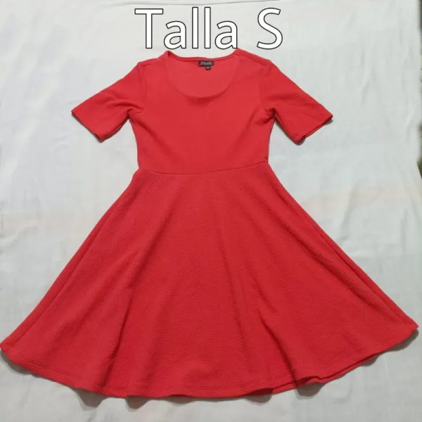 Vestido de mangas color bermellón.