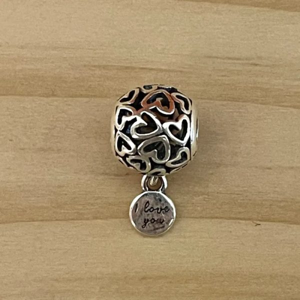 Charm de bola de corazones