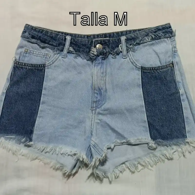 Short mezclilla, con parches azul mas oscuro.