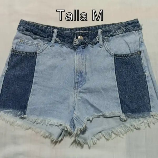 Short mezclilla, con parches azul mas oscuro.