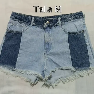 Short mezclilla, con parches azul mas oscuro.