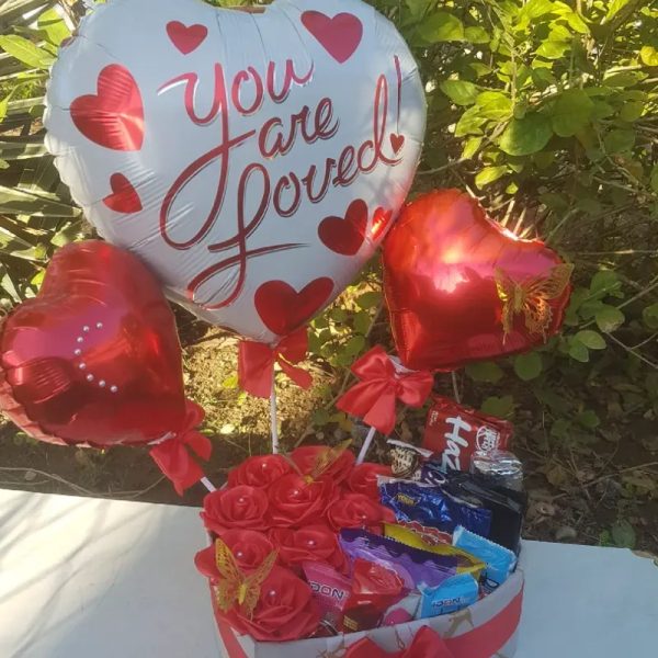 Caja con rosas eternas, globos y confituras
