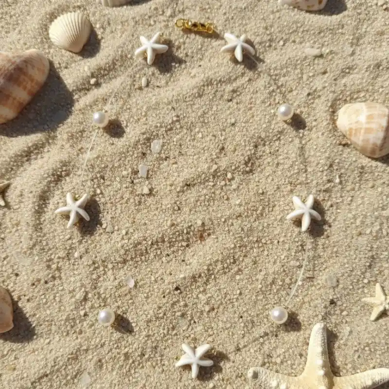 Collar fantasma de estrellas de mar y perlas.