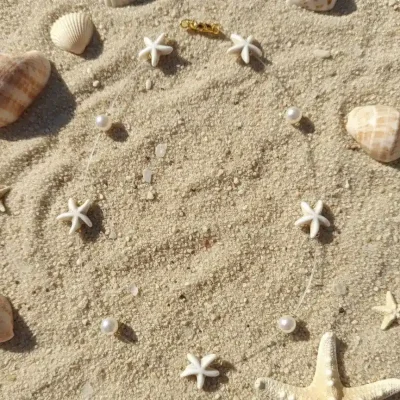 Collar fantasma de estrellas de mar y perlas.