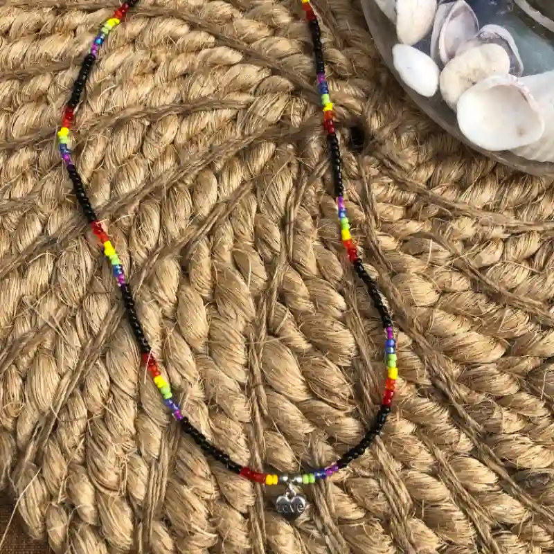 Collar de mostacillas con colgante de corazón pequeño