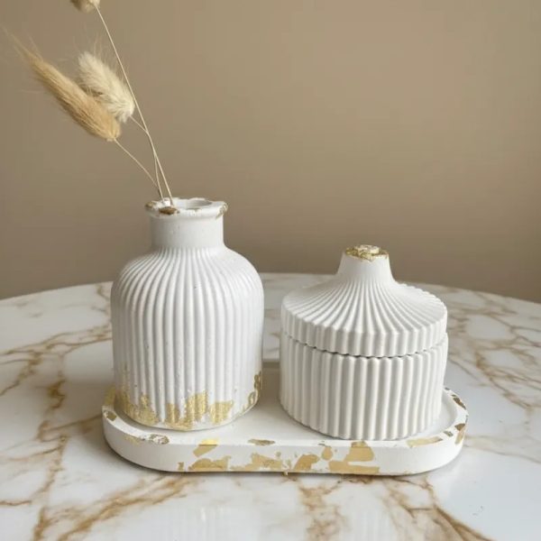 Conjunto blanco y dorado