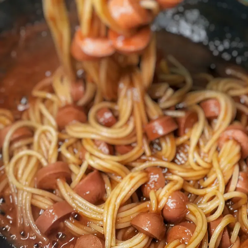 Spaghetti de Salchicha y Queso