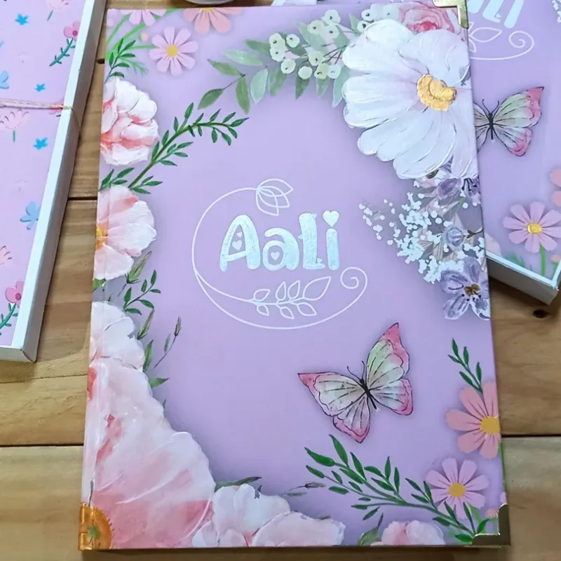 Álbum scrapbook de flores y mariposas