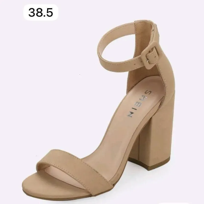 Sandalias de tacón alto en tono beige con diseño clásico y funcional.