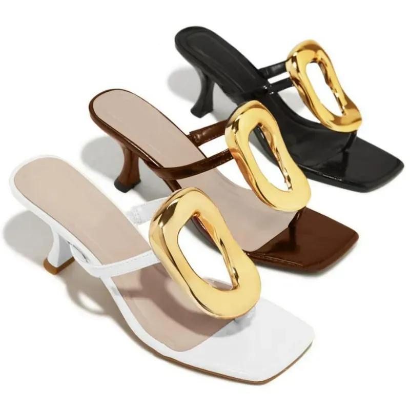 Tacones finos cuadrados con hebilla dorada