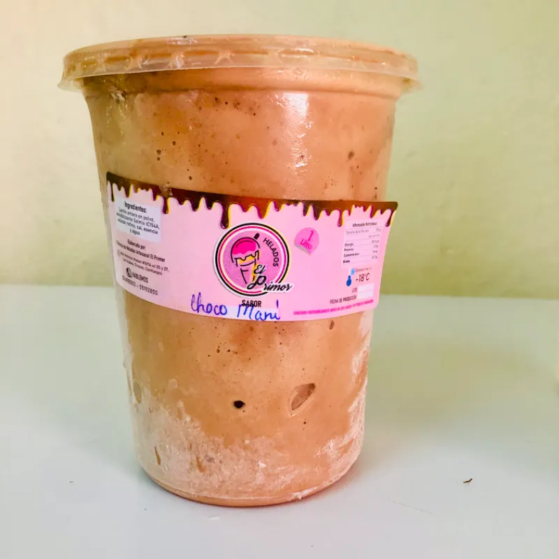 Helado de chocolate con maní 