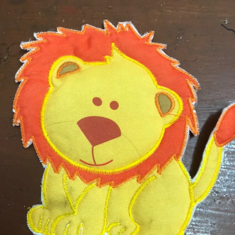 Aplique de tela para adornar canastilla