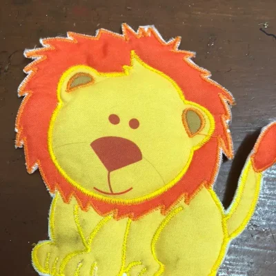 Aplique de tela para adornar canastilla