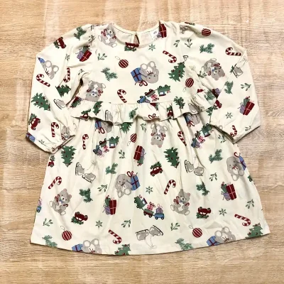 Vestido color crema con motivos navideños