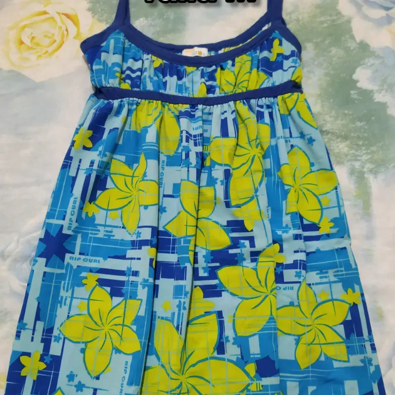 Camiseta azul de flores