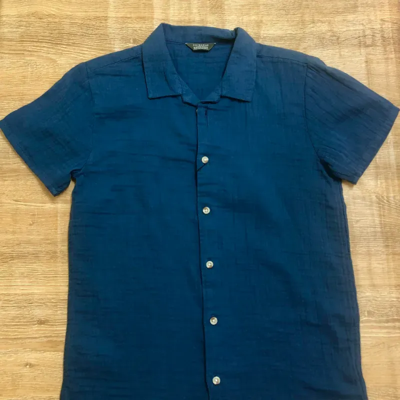 Camisa de hilo color azul oscuro