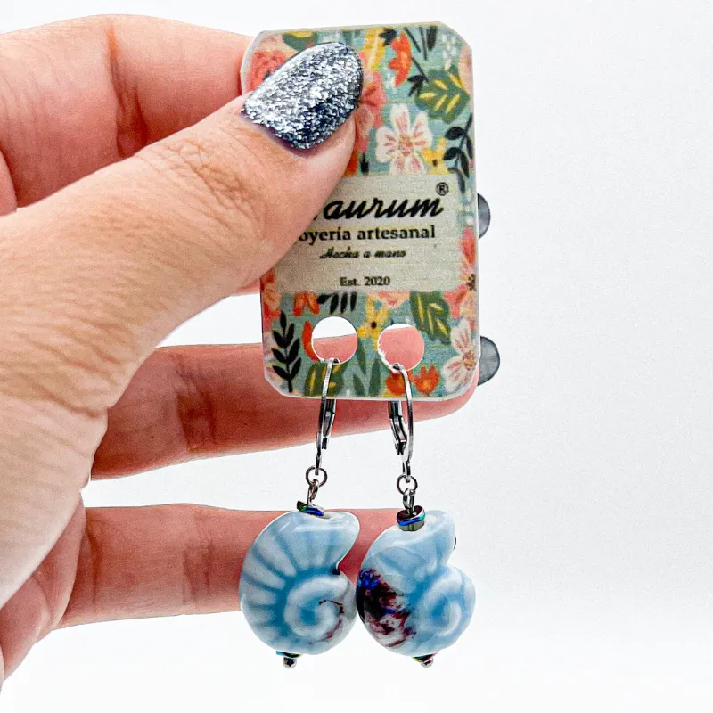 Aretes con dijes de cerámica vidiriada y herrajes de acero inoxidable