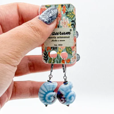 Aretes con dijes de cerámica vidiriada y herrajes de acero inoxidable