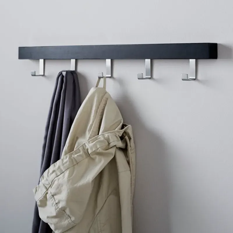 Colgador de madera y acero