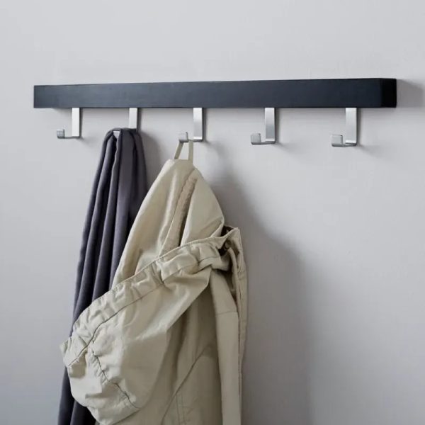 Colgador de madera y acero