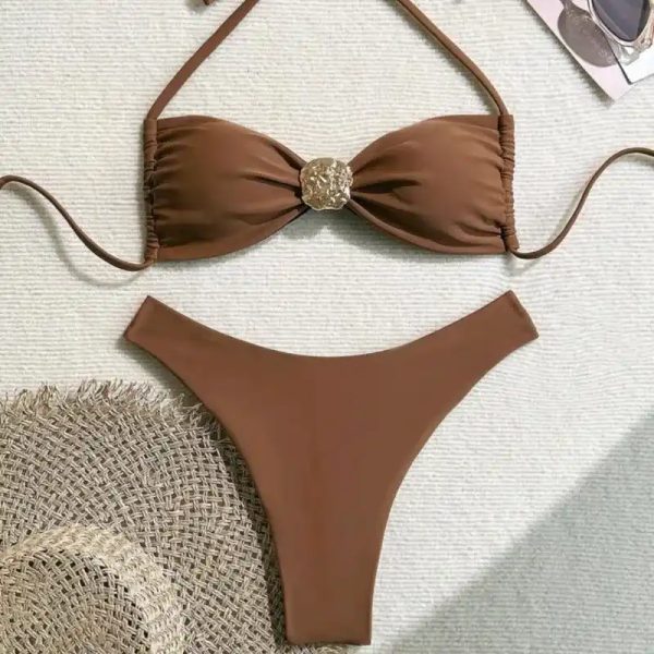Bikini marrón con adorno de metal