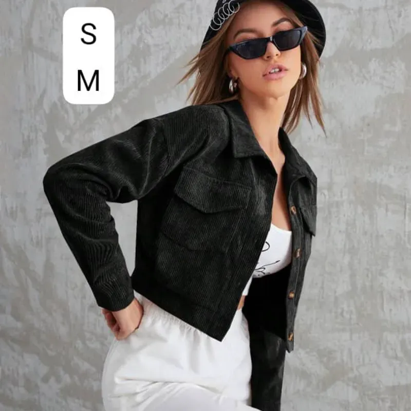  Chaqueta Crop de Pana Negra – Estilo urbano con actitud