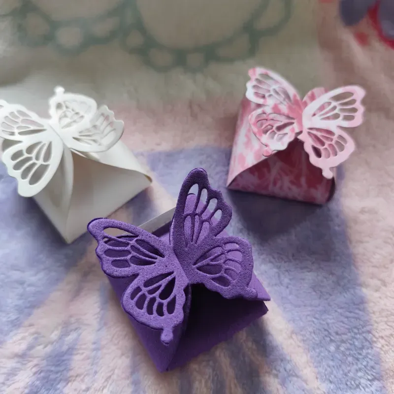 Cajita de regalo con cierre de mariposa