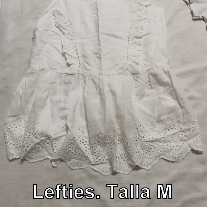 Blusa blanca de tirantes, con encaje.