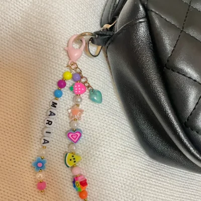 Colgantes personalizados para mochilas , bolsos , llaveros .