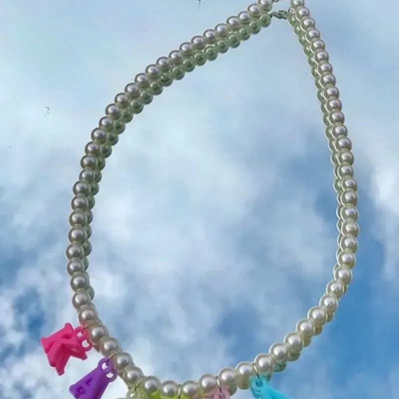 Collar de perlas con nombres acrílicos