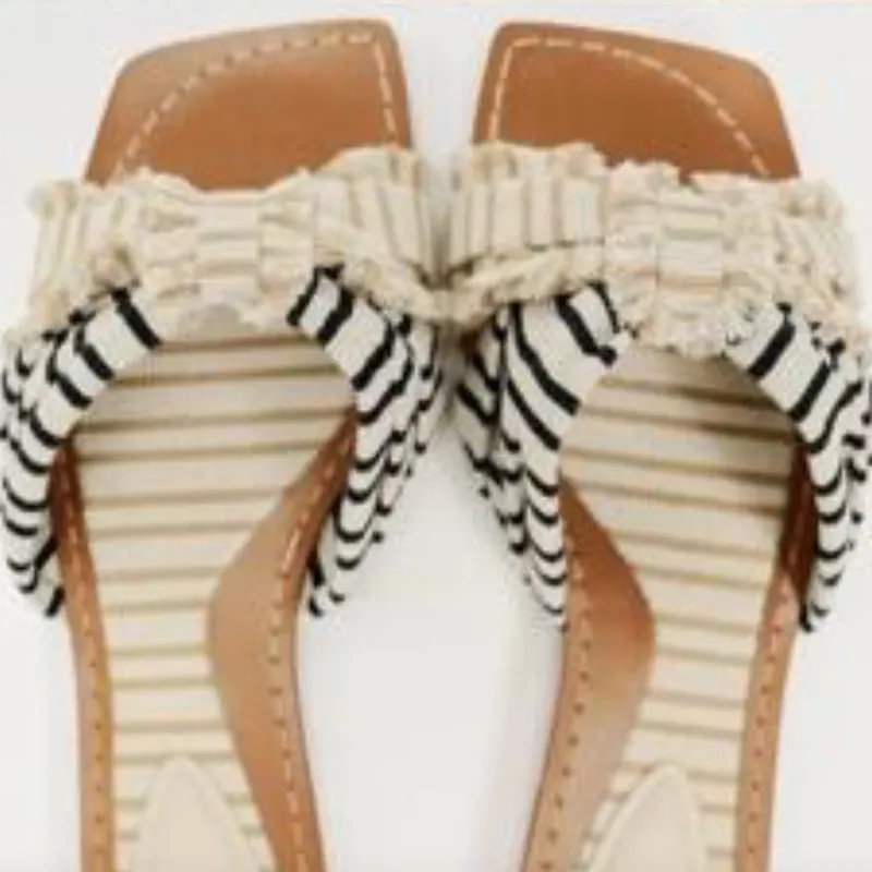 Sandalia plana tejido