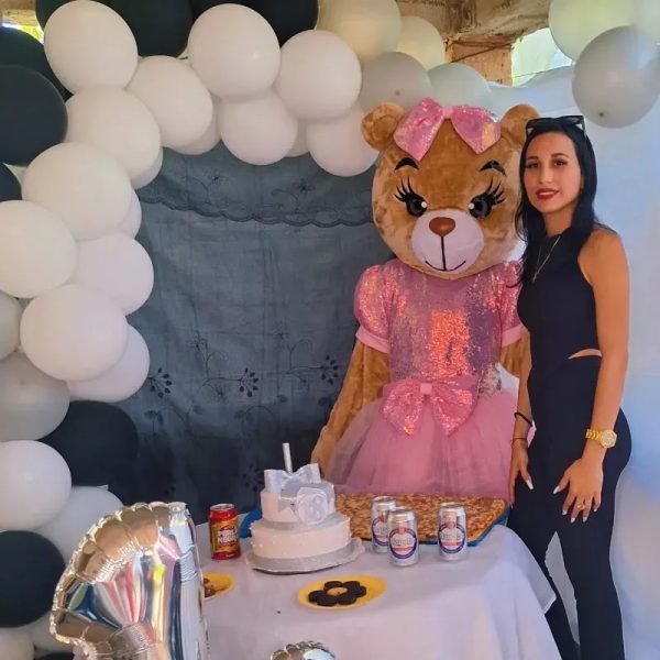 Entrega sorpresa de parte de su hermano en su cumpleaños 