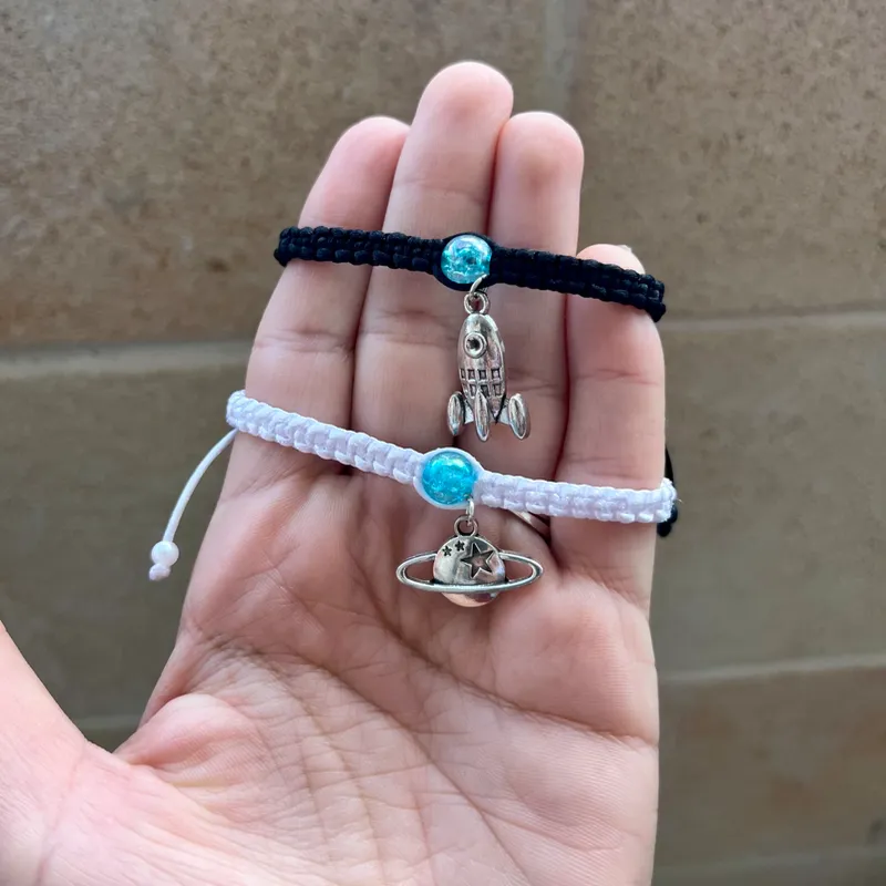 Pulseras tejidas con dijes de planeta