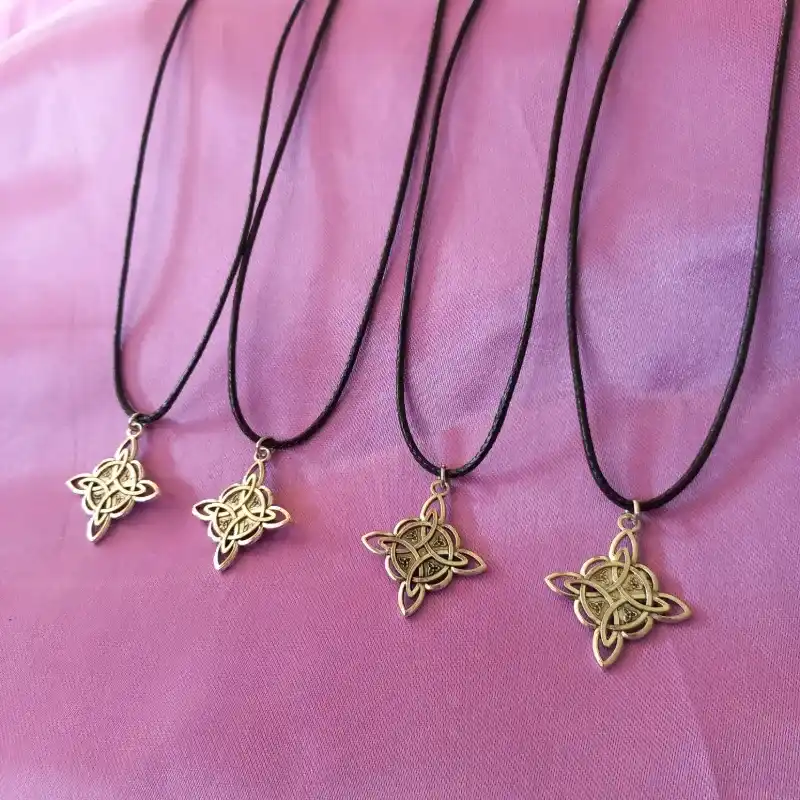 Collar nudo de bruja