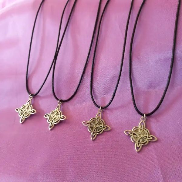 Collar nudo de bruja