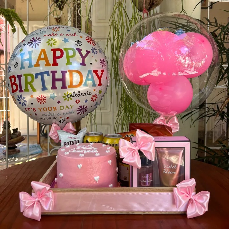 Caja con mini torta, confituras y set de colonia y crema