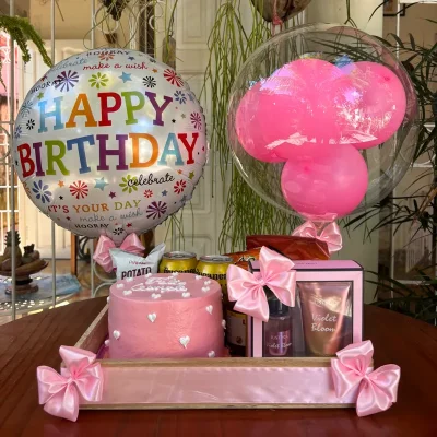 Caja con mini torta, confituras y set de colonia y crema