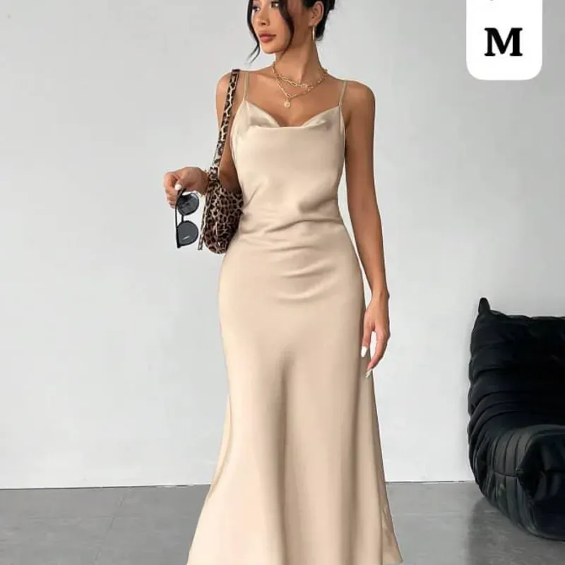  Vestido Champagne Chic – Frescura satinada con escote drapeado y estilo felino